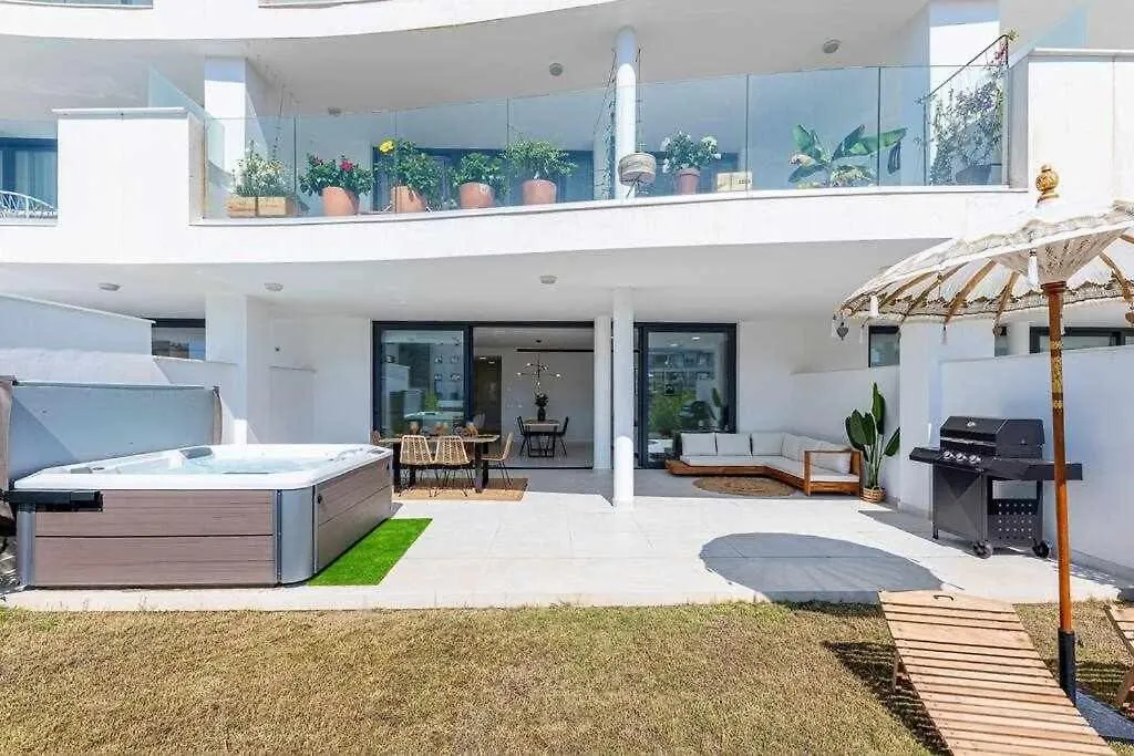 Apartment 797 Holiday Rentals - Lujoso Apartamento Para 6 Con Jacuzzi En Higueron Malaga Spain